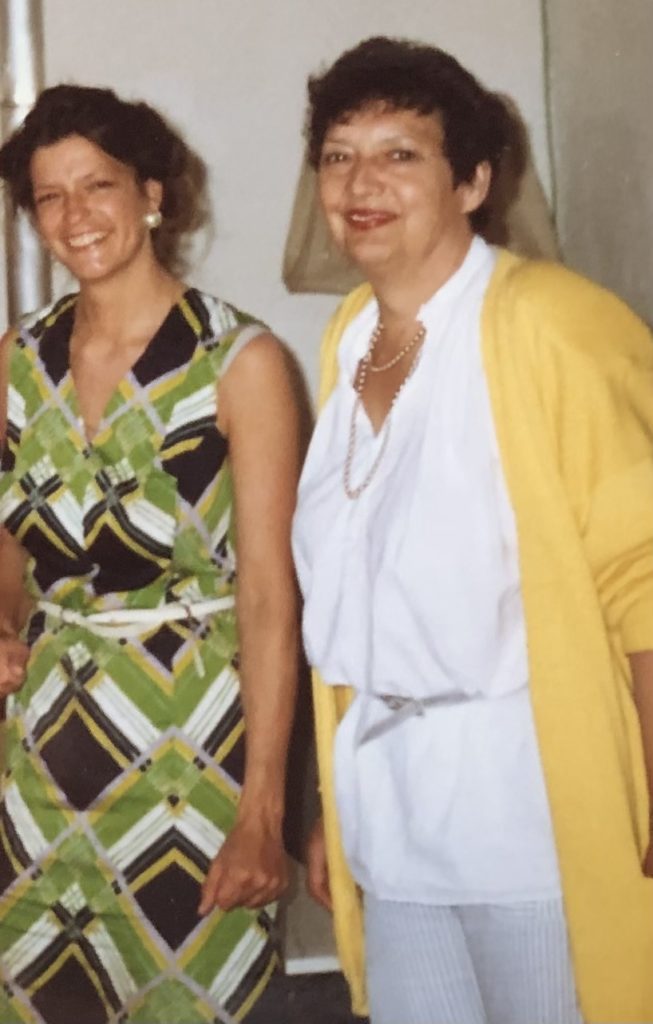 Marcella Van Zanten in a green dress en Annemarie Eilers in white clothes with yellow cardigan