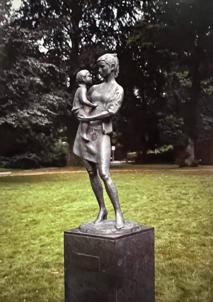 ek van zanten's bronze sculpture mother and child